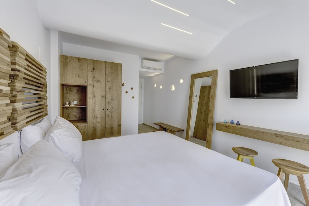 DELUXE, DOUBLE OR TWIN BED