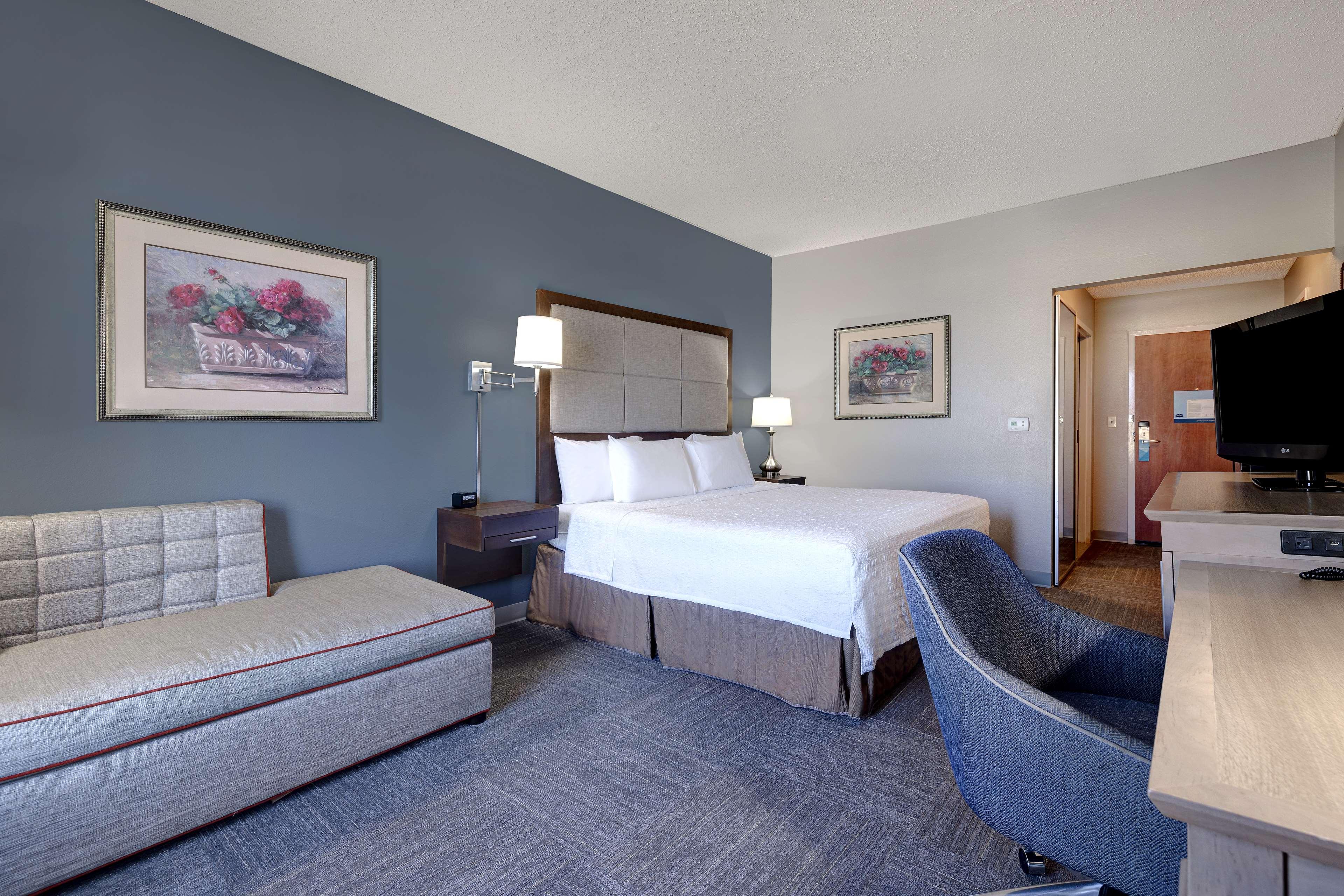 Studio, King Bed, Hampton Inn Victoria 3/8