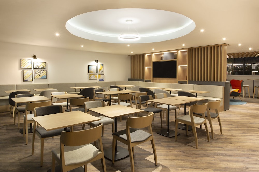Holiday Inn Express Cheltenham 40/58