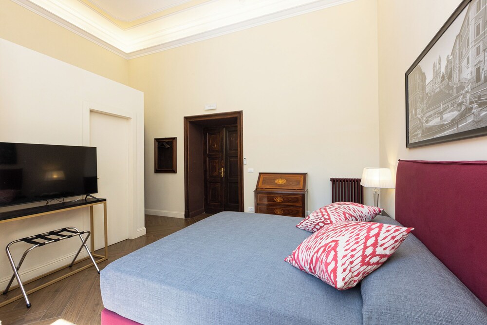 Prestigious Apartment Via Barberini 10/50