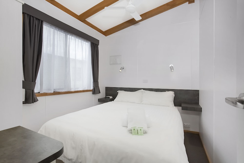 2 Bedrooms, Deluxe, Cabin, 1 Queen and 1 Single Bed