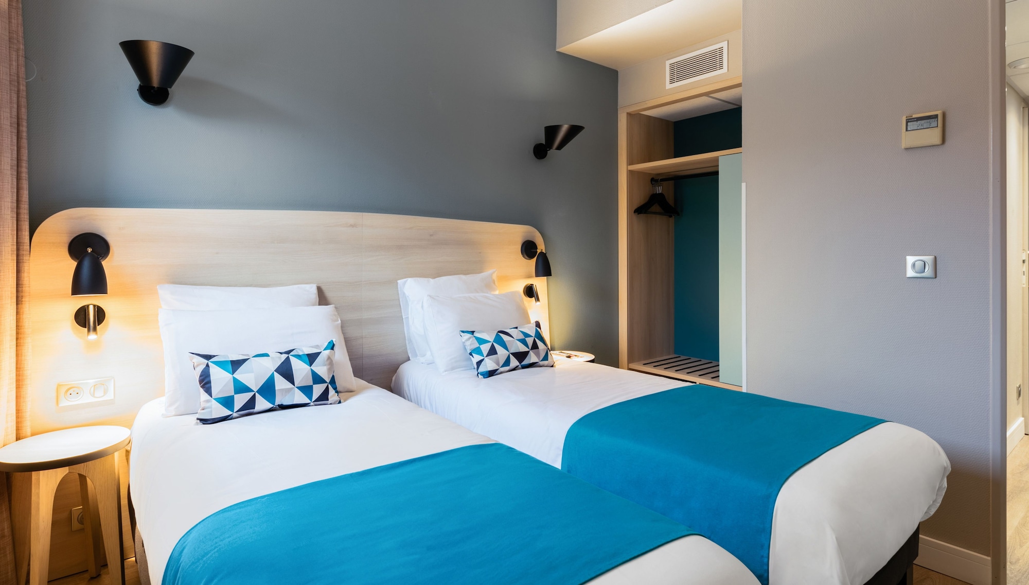 STUDIO, TWIN BEDS