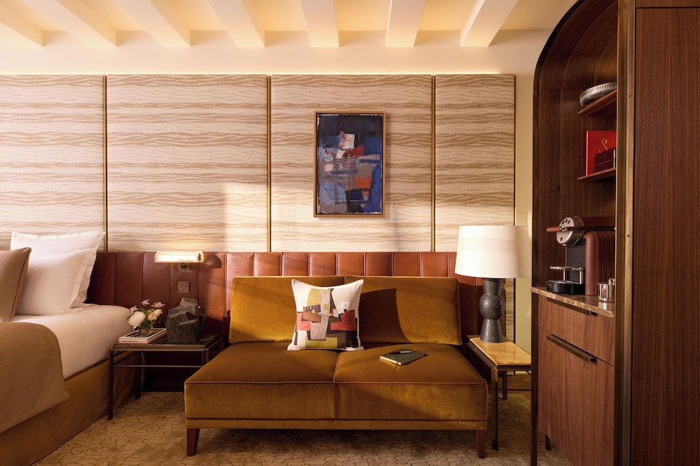 EXECUTIVE, SUITE, KING BED