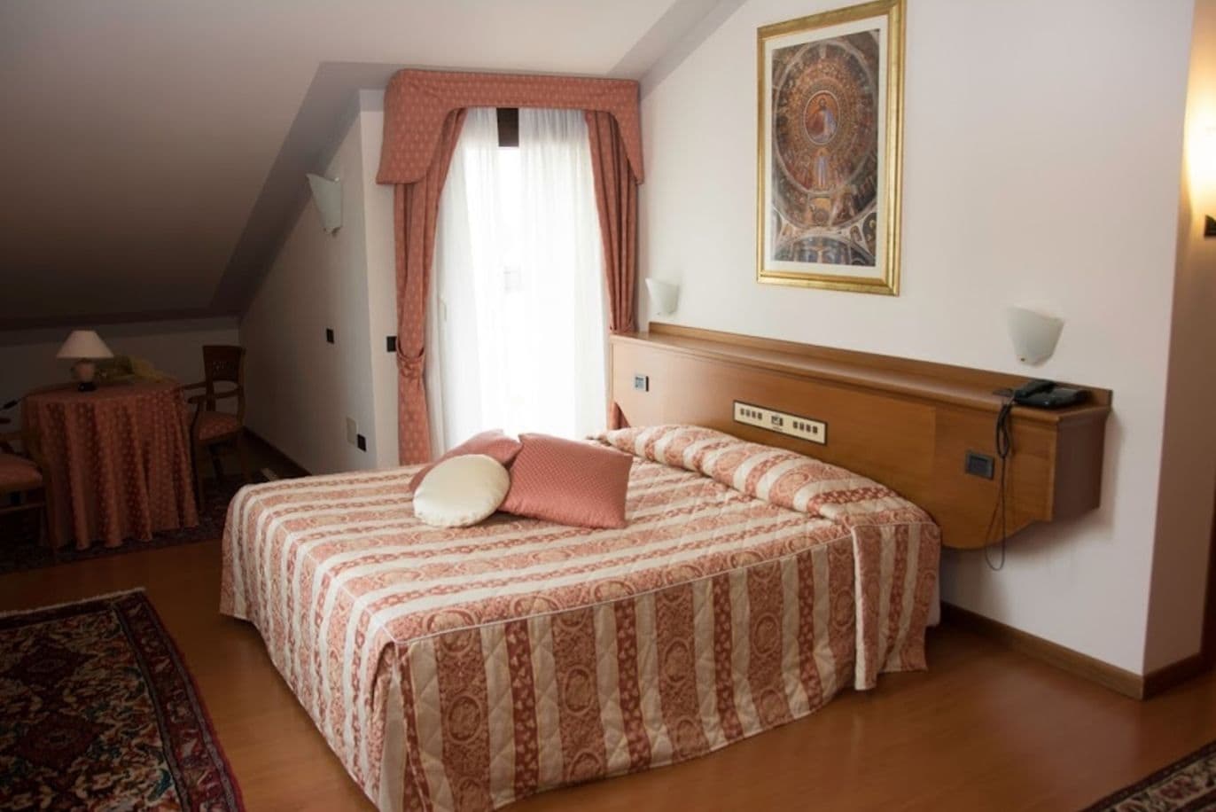 ROOM, DOUBLE OR TWIN BED