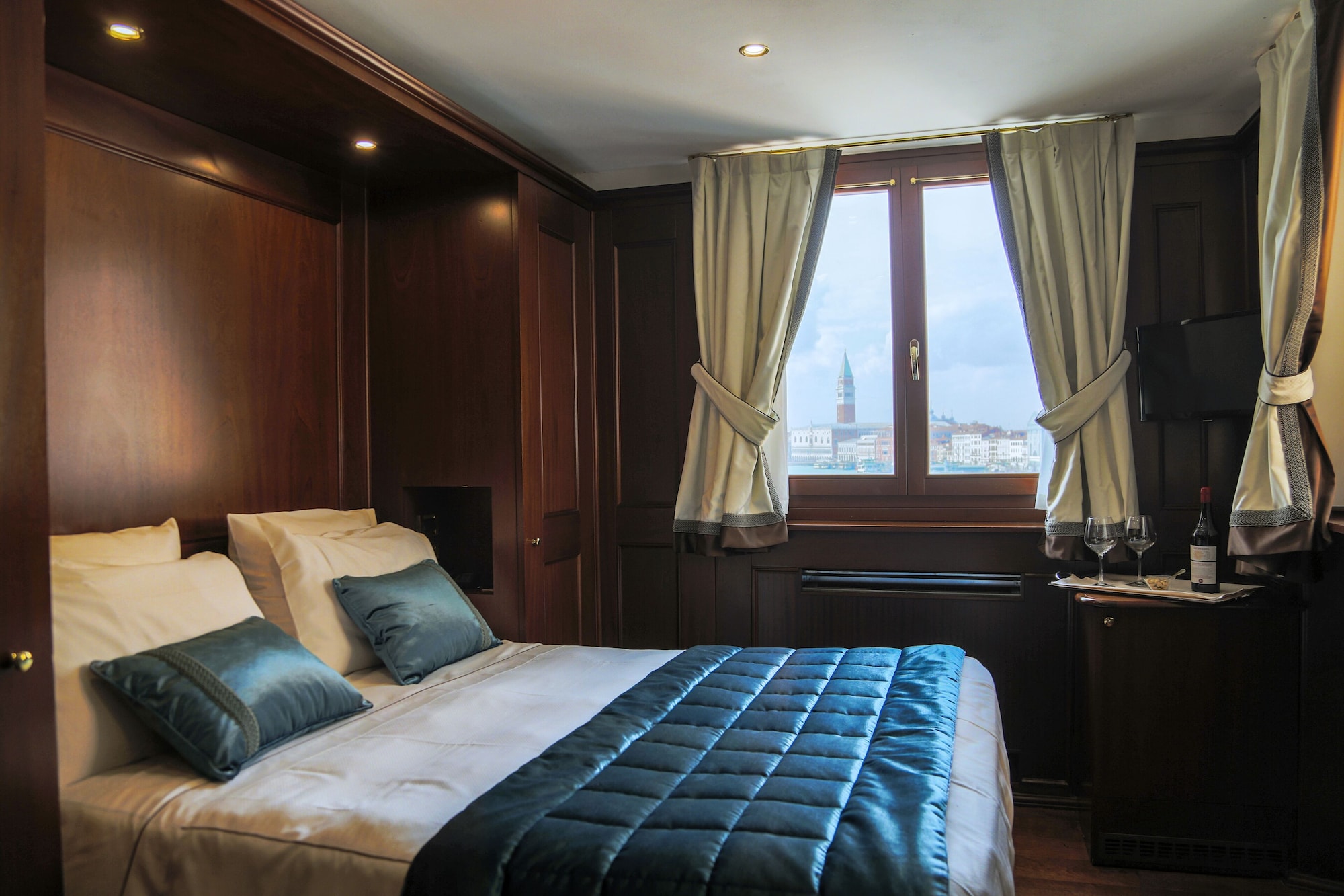 CLASSIC, DOUBLE BED, LAGOON VIEW