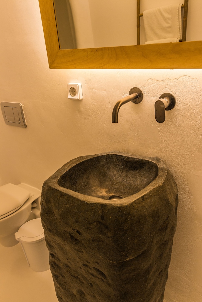 SALT SUITES & EXECUTIVE ROOMS 36/56