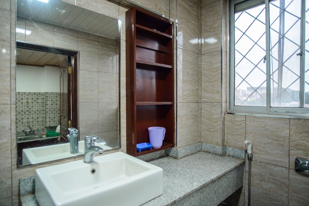 Diamond Plaza Apartments 32/33