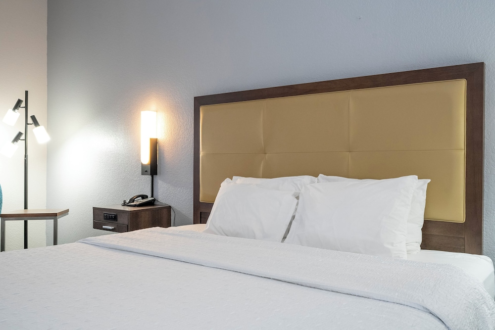 Room, King Bed, Sofa, Hampton Inn Spring Hill 5/10