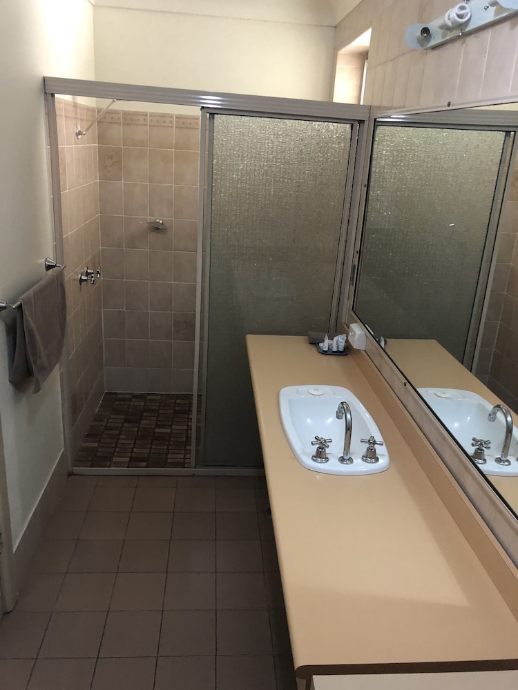 Country Comfort Cowra 44/44