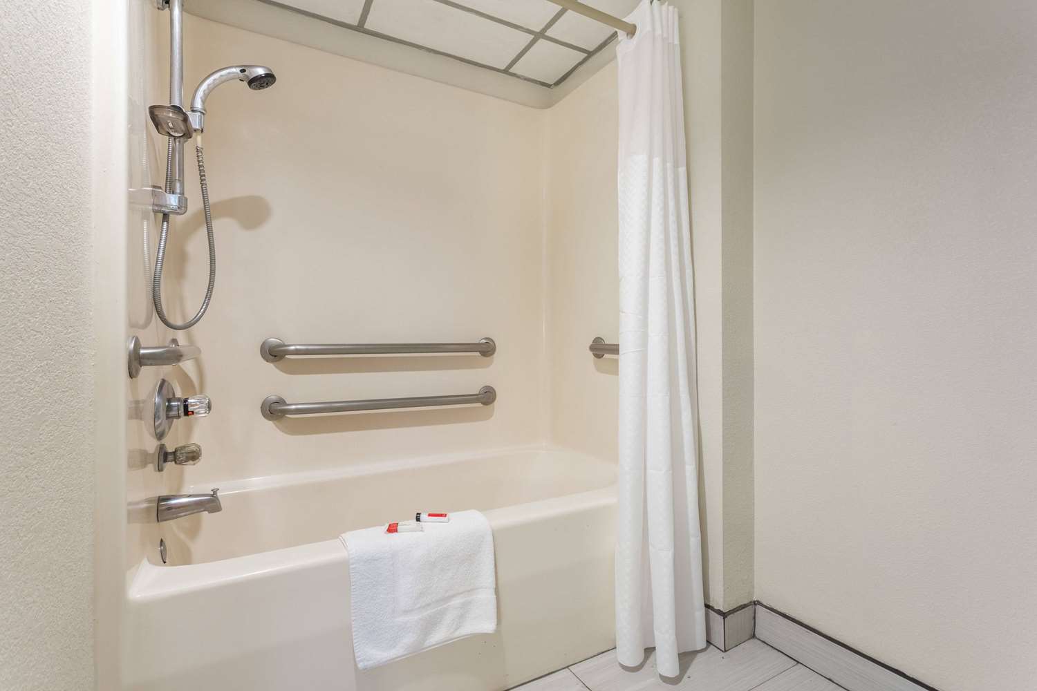 Days Inn Suites By Wyndham Rocky Mount Golden East 55/56