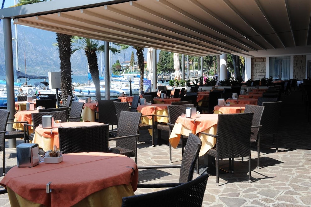 Hotel Excelsior Bay 35/50