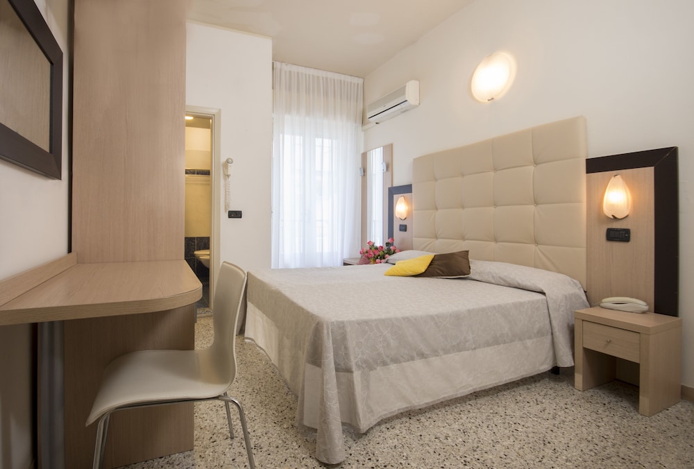 ROOM, TRIPLE