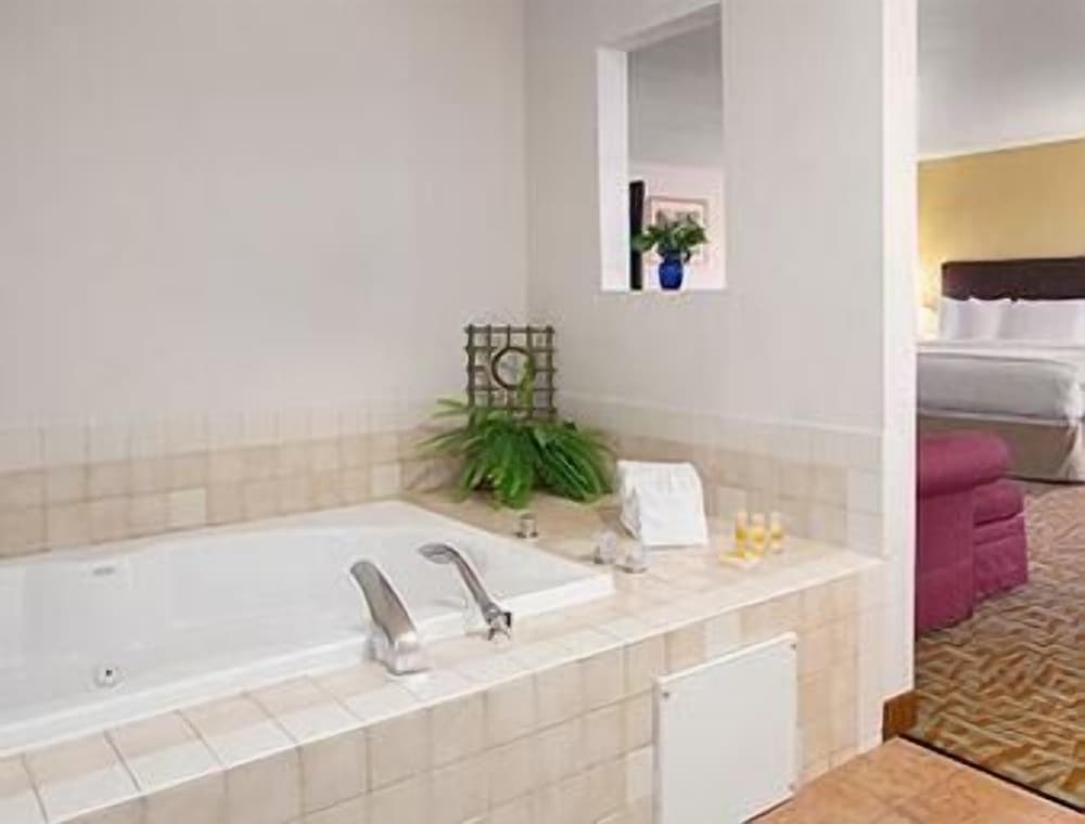 جناح استوديو بسرير كينج، Days Inn & Suites By Wyndham Spokane Airport Airway Heights 7/8