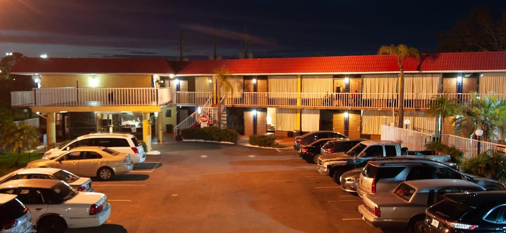 Express Inn & Suites - 5 Miles from St Petersburg Clearwater Airport 37/43