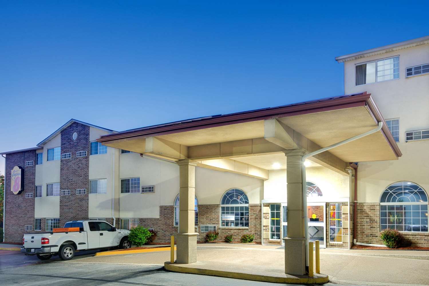 Super 8 By Wyndham Kansas City 9/13