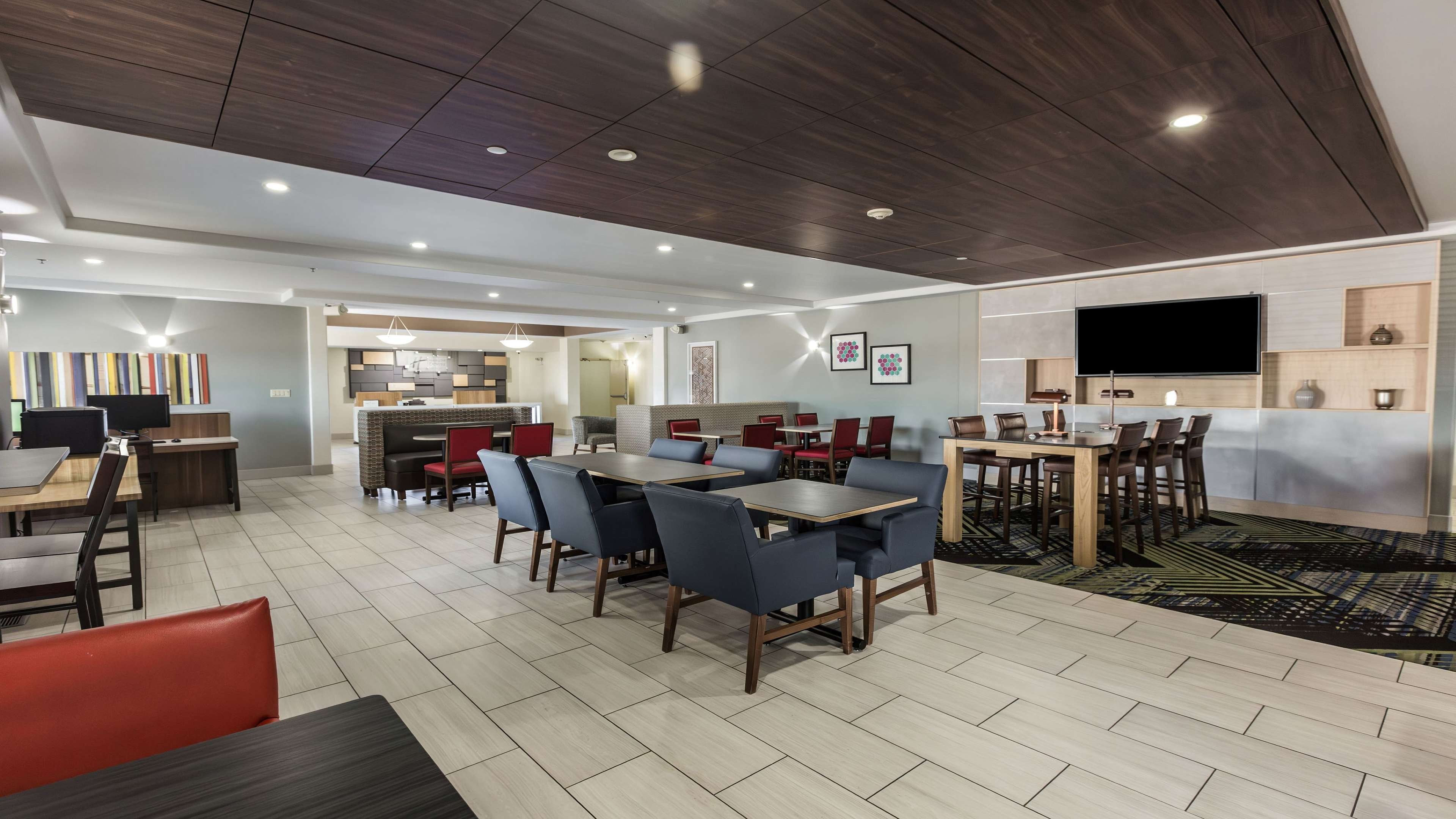 Holiday Inn Express Suites South 65/73