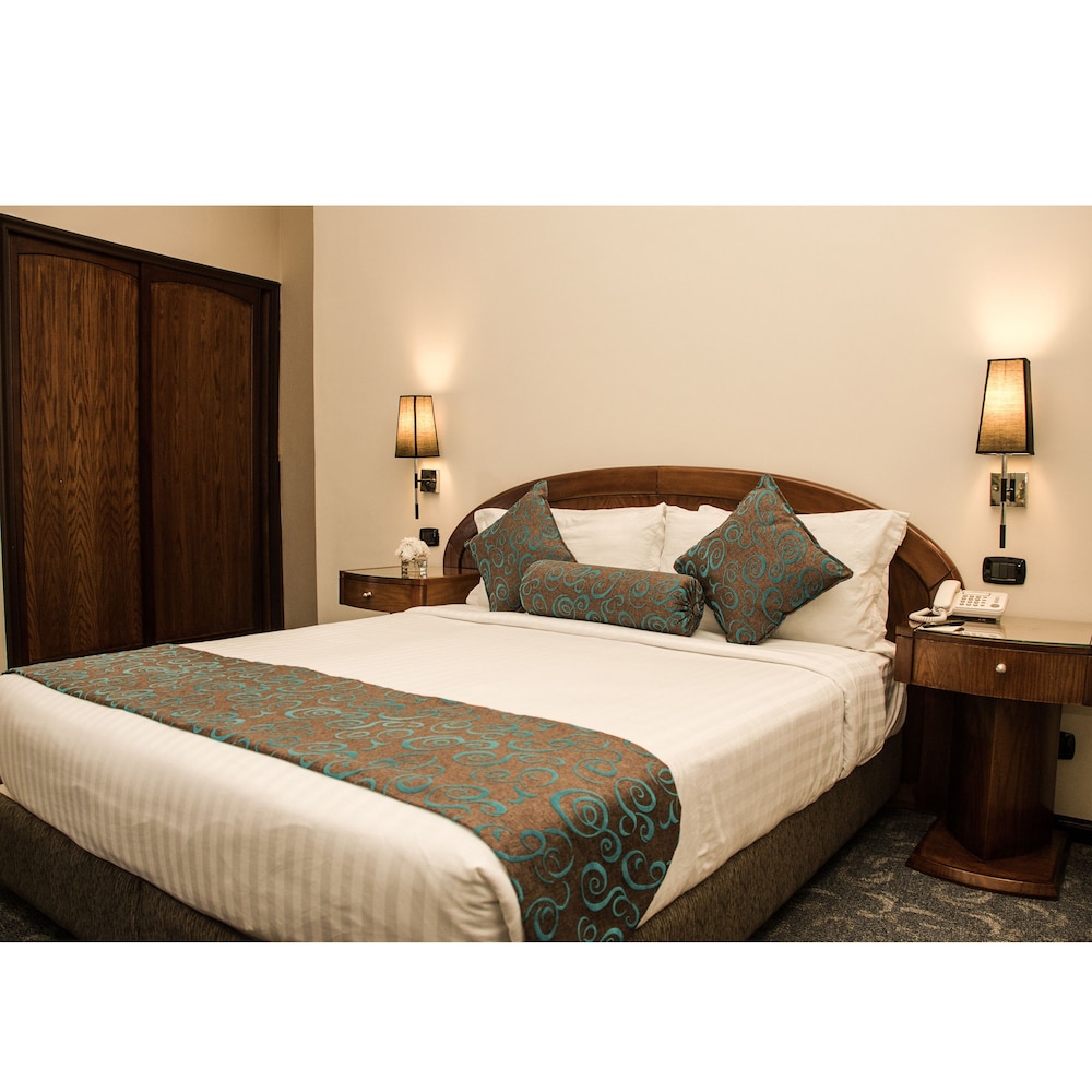 Cherry Maryski Hotel 12/50