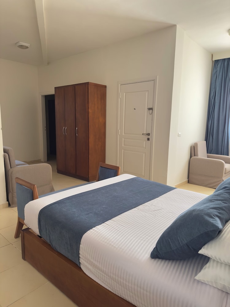Elaria Hotel 27/68