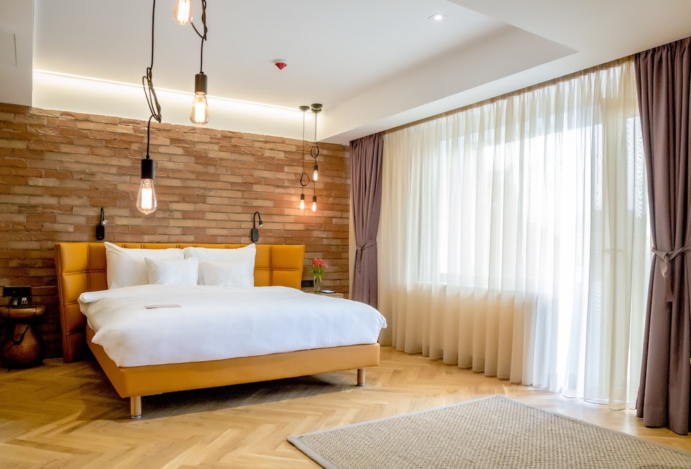 PREMIUM, DOUBLE OR TWIN BED