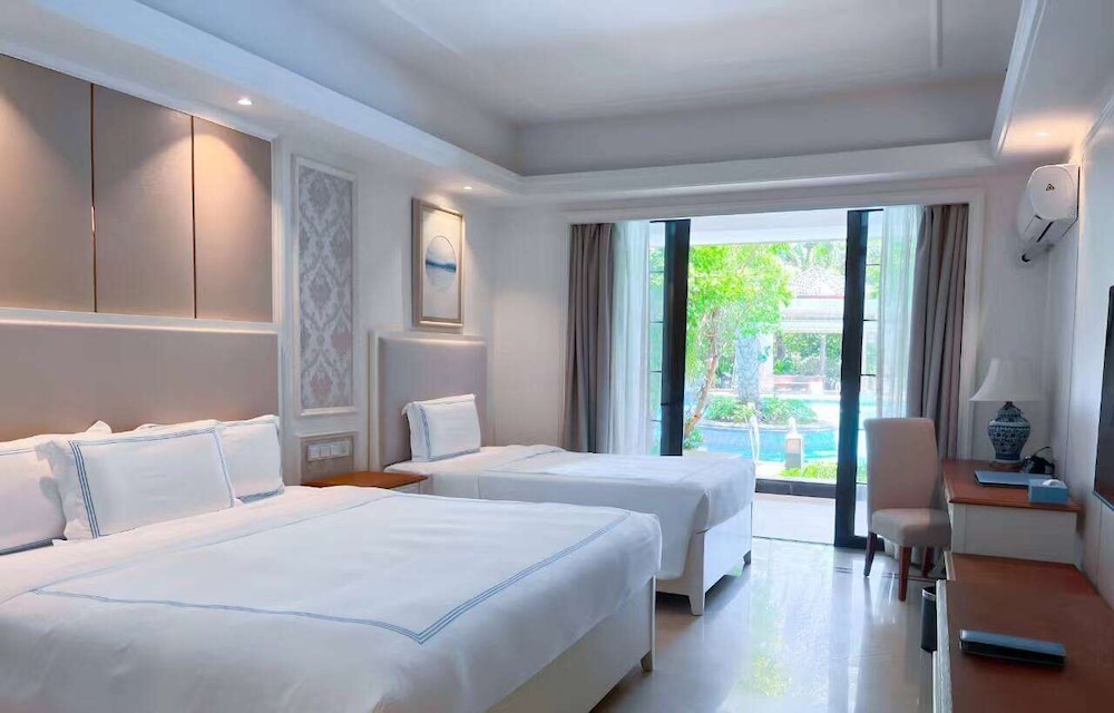 Deluxe, King Bed, Pool Access