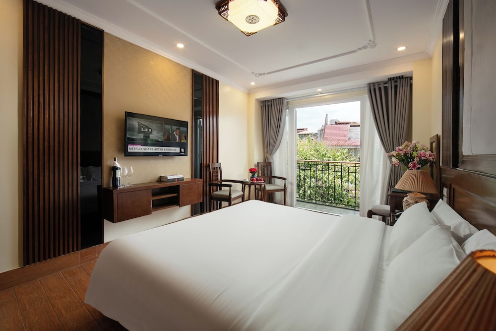 JUNIOR, KING BED, CITY VIEW