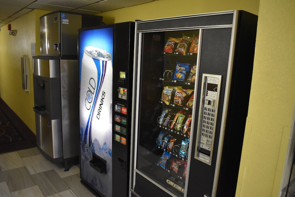 Super 8 by Wyndham Newport News/Jefferson Ave. 23/36