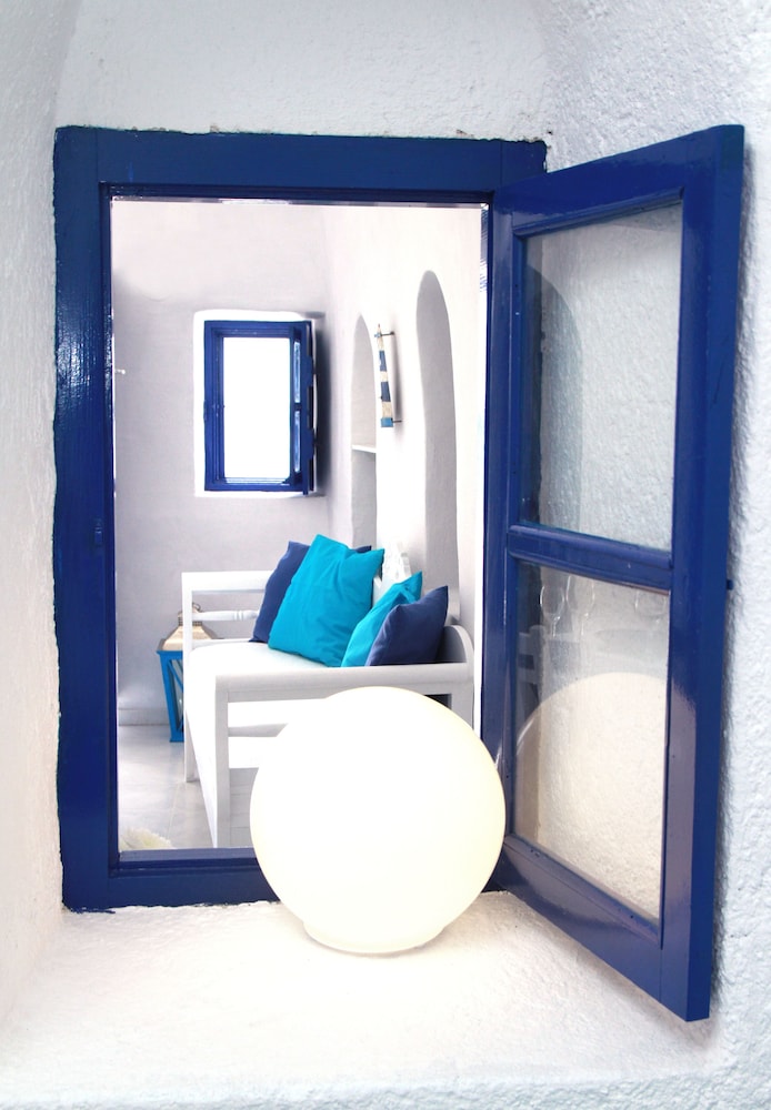 Blu Blanco Cave House 46/47