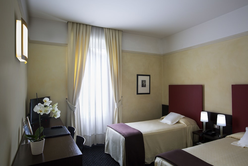 ROOM, TWIN BEDS