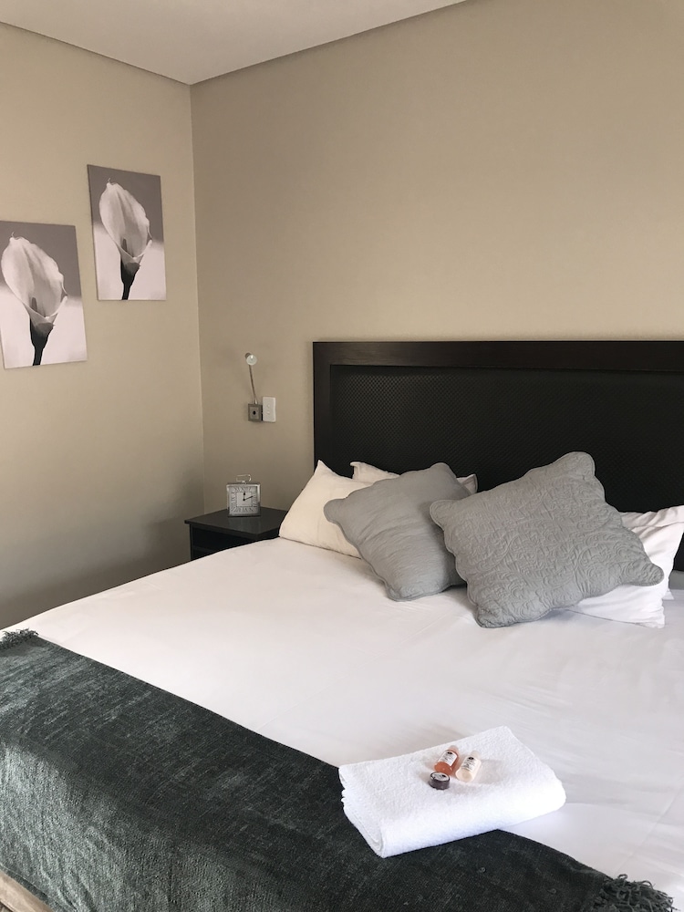 Manor Hills Guest Lodge 6/40
