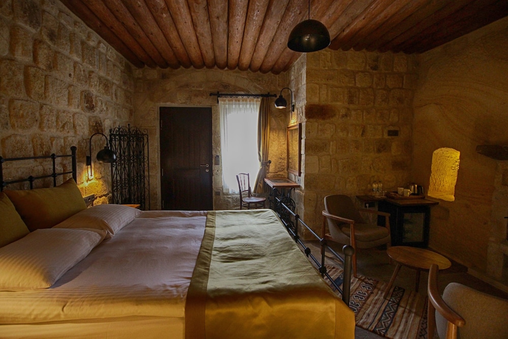 1811 Cave Hotel 17/50