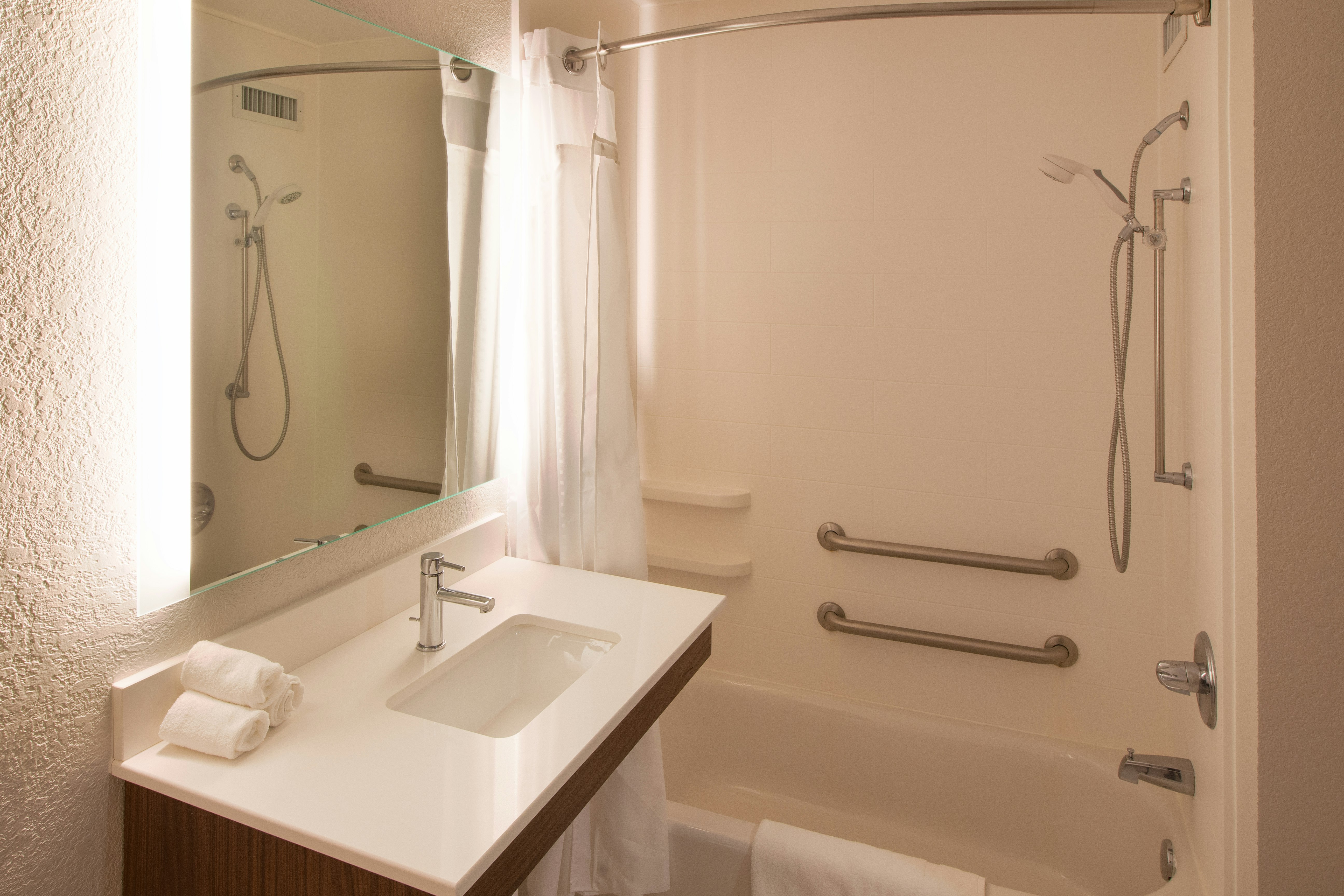 جناح بسرير كينج لذوي الإعاقة، Holiday Inn Express Hotel And Suites Worthington 4/4