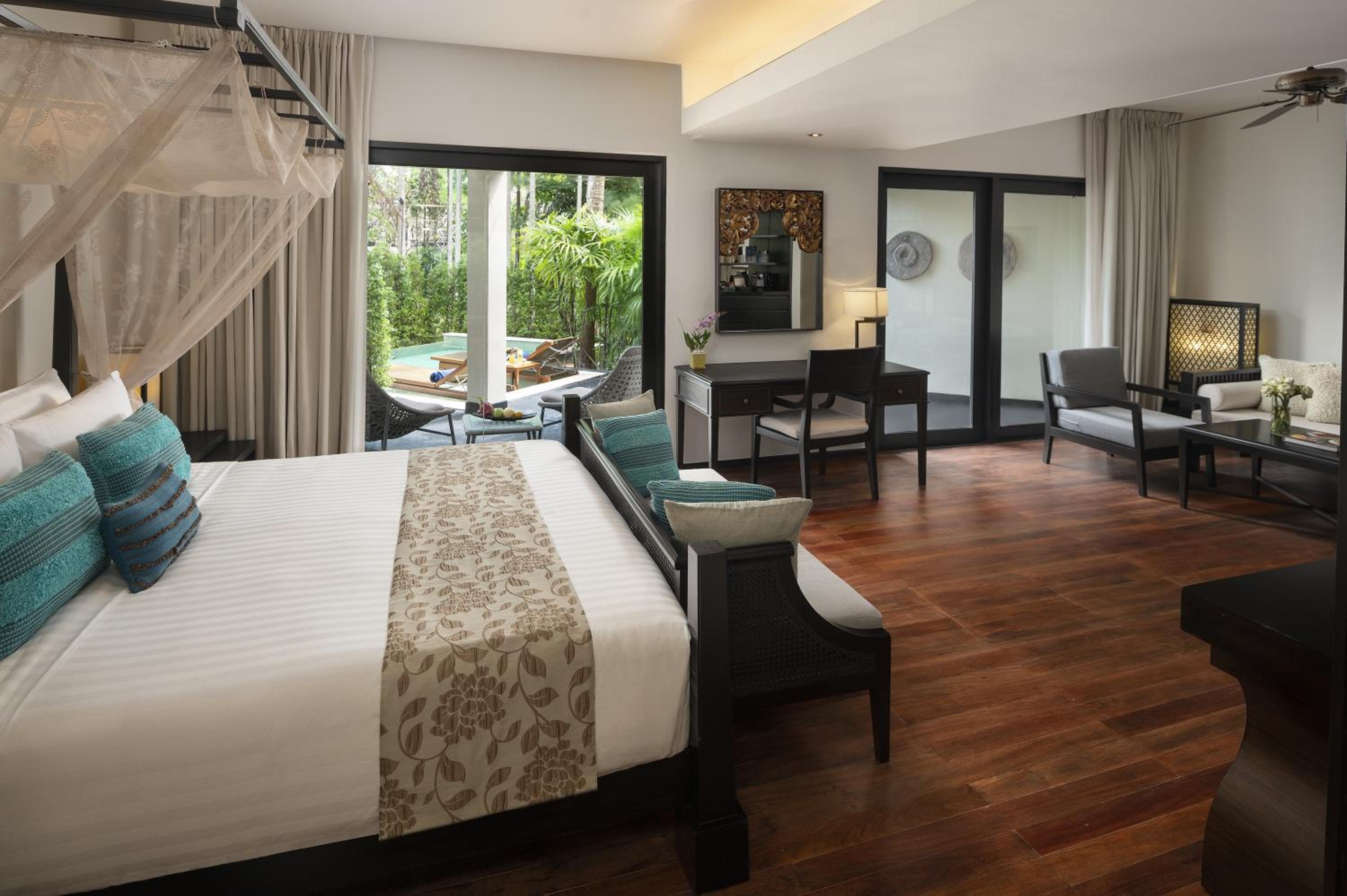 Garden Pool, Suite