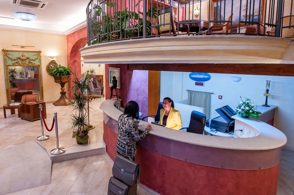 Hotel Flora 3/25