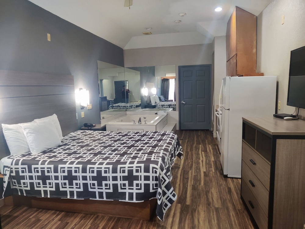 1 Suite King Bed Non-Smoking Jacuzzi Tub