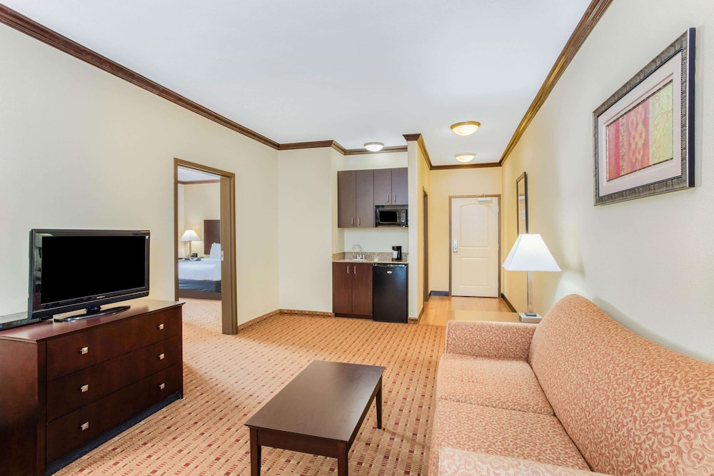 La Quinta Inn & Suites by Wyndham Ennis 33/50