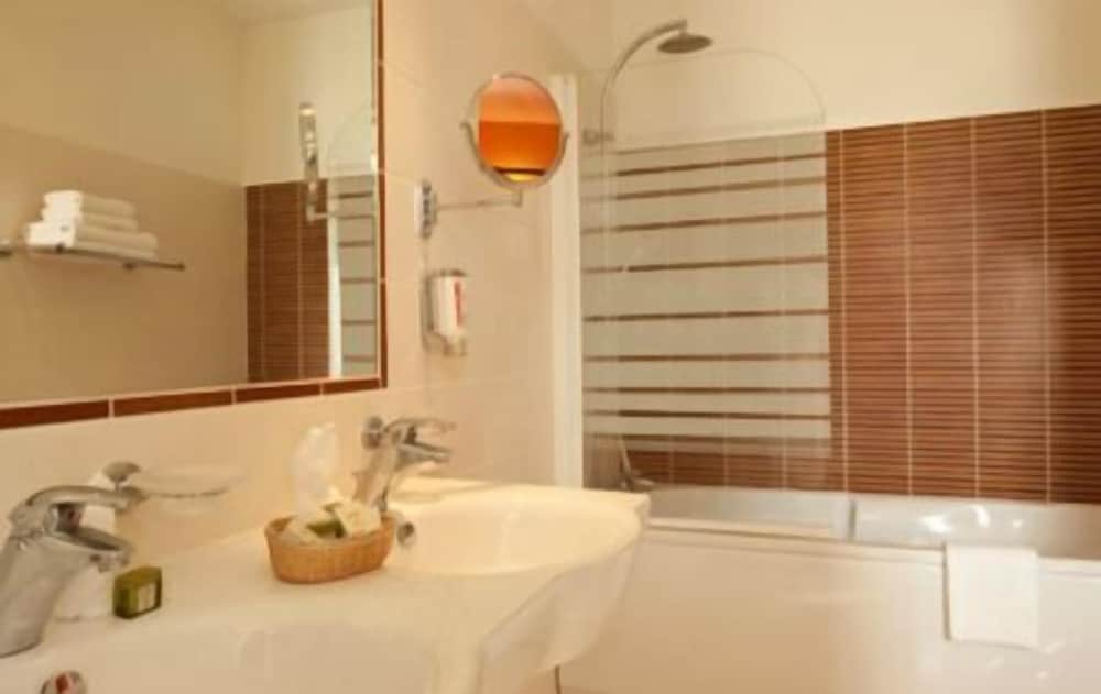 Qualys Hotel Auberge Du Manet 63/64