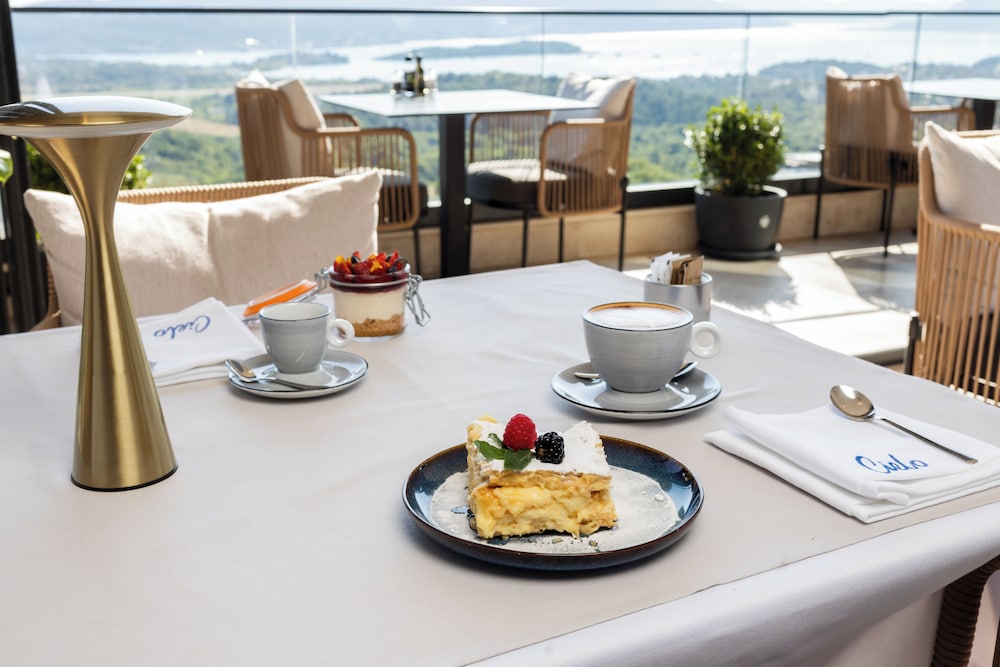 Royal Blue Resort & Residences 34/50