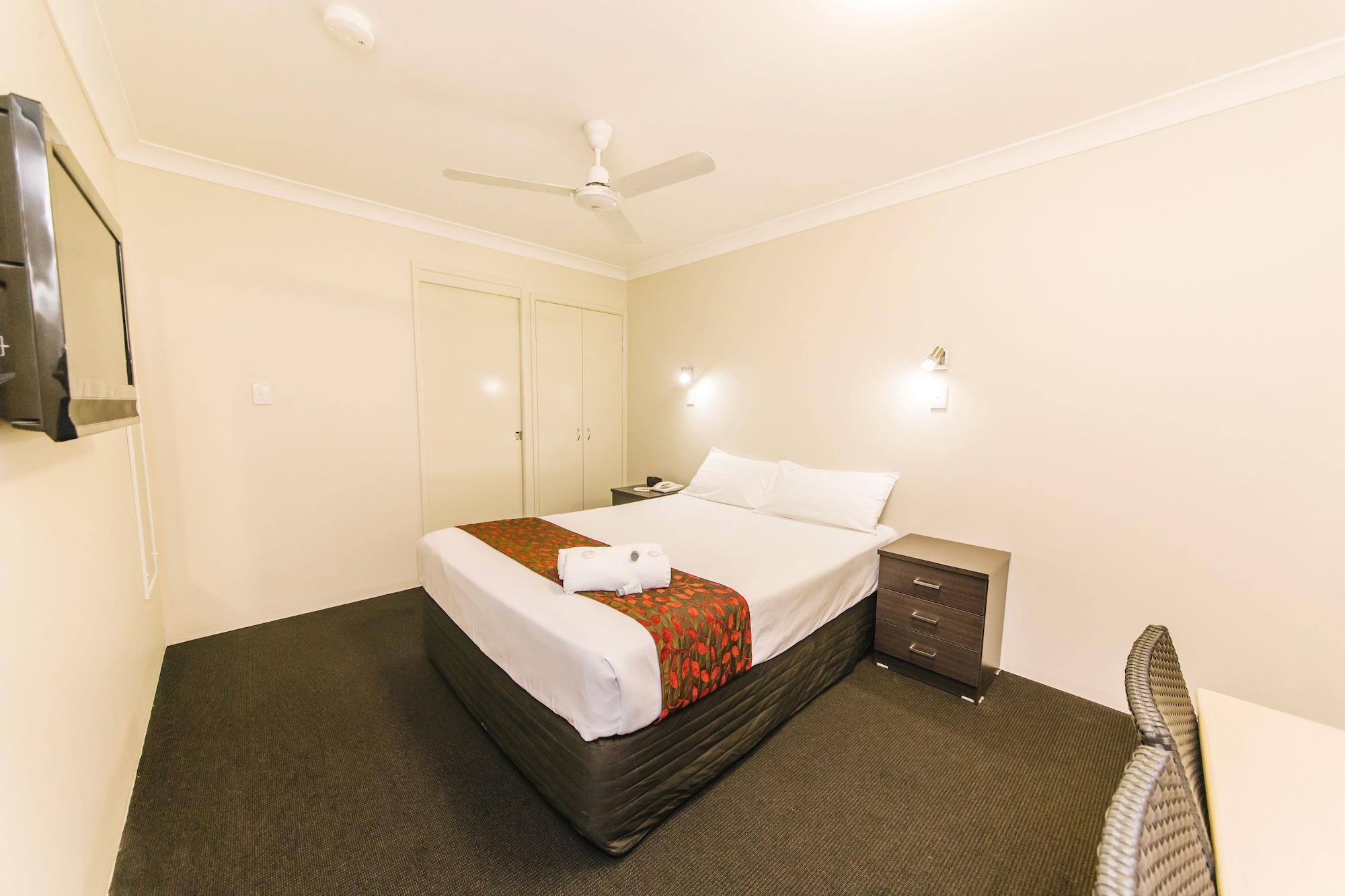 DELUXE, QUEEN BED