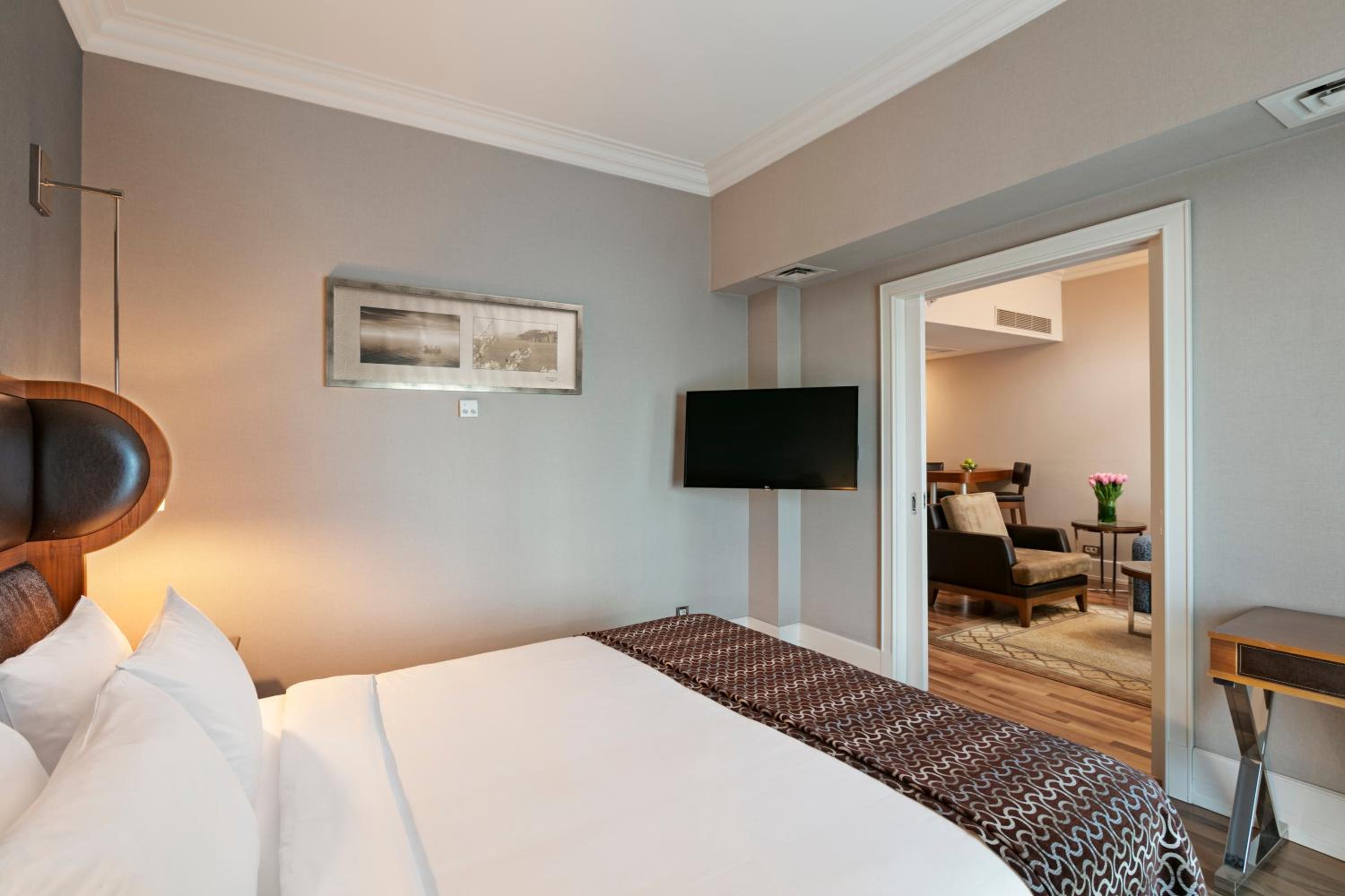 Club, Suite, Queen Bed, Kitchenette