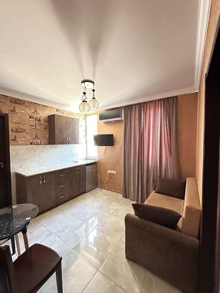 Piano Hotel 4/51