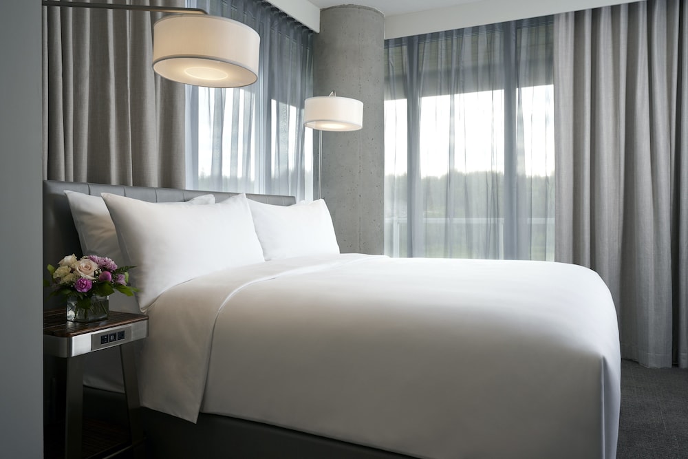 Archer Hotel Seattle Redmond 12/75