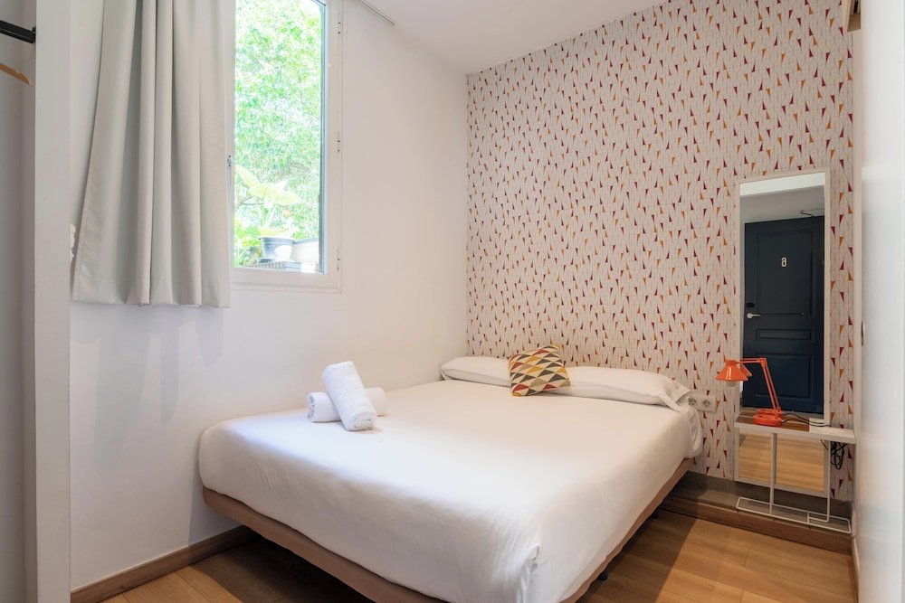 ROOM, DOUBLE BED
