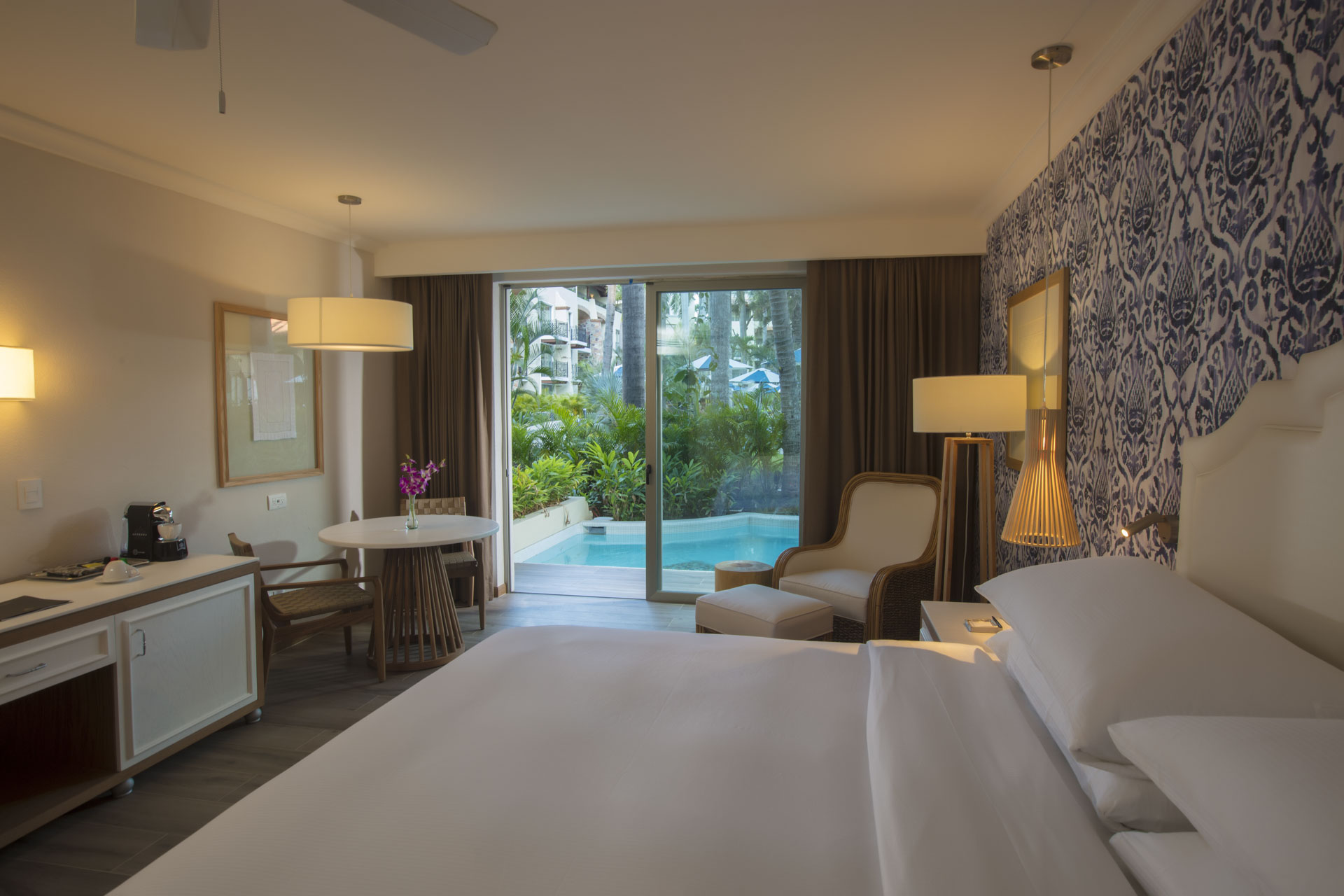 SWIM OUT, HACIENDA, JUNIOR SUITE, KING BED