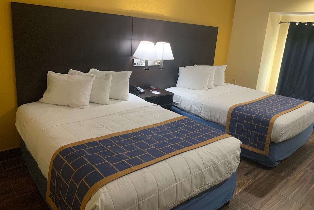 غرفة بسريرين كوين، Days Inn And Suites By Wyndham Tampa Raymond James Stadium 9/10