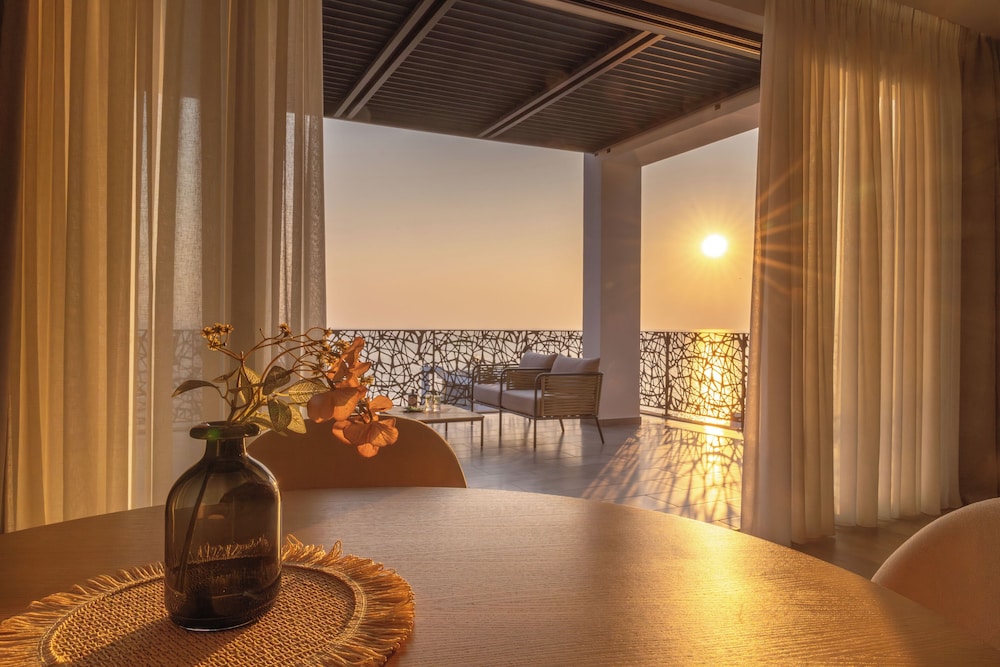 Glow Boutique Hotel & Suites 24/50