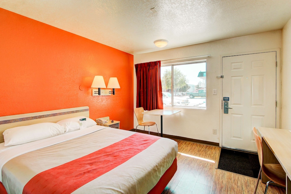 DELUXE, QUEEN BED