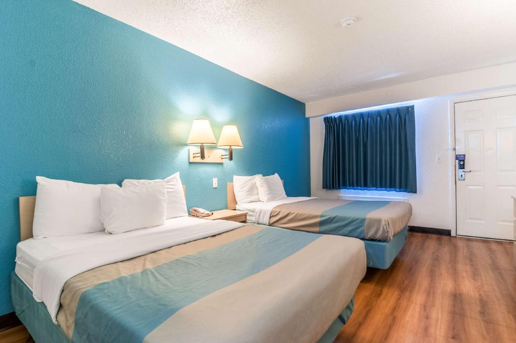 2 Full Beds - Non-Smoking
