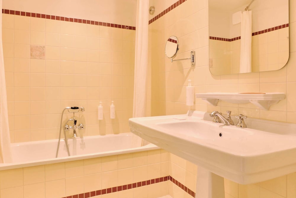 غرفة بسرير كوين بإطلالة على البحر، Hotel Le Provencal 3/4