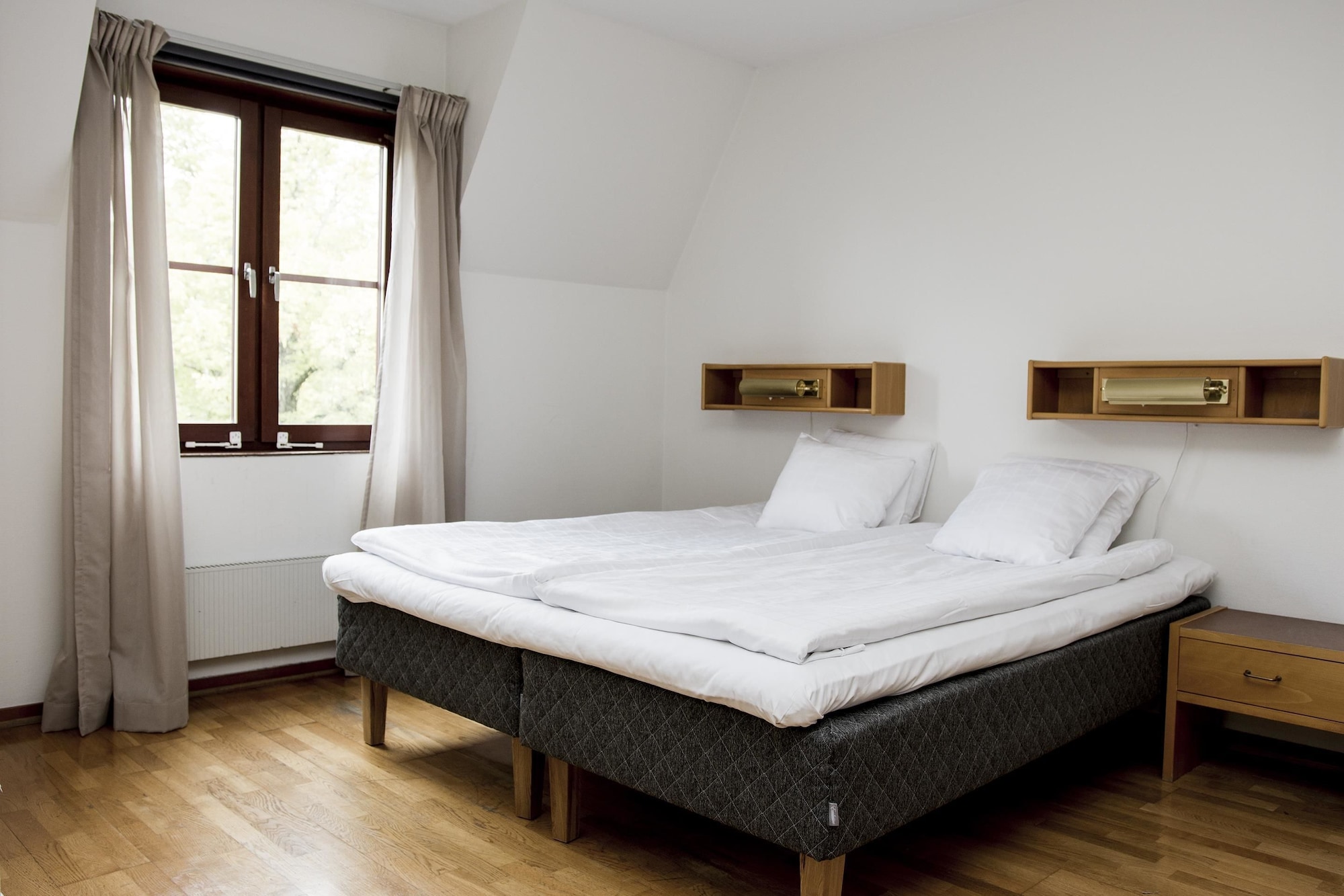 Standard, King Bed, Sofa, Bathtub