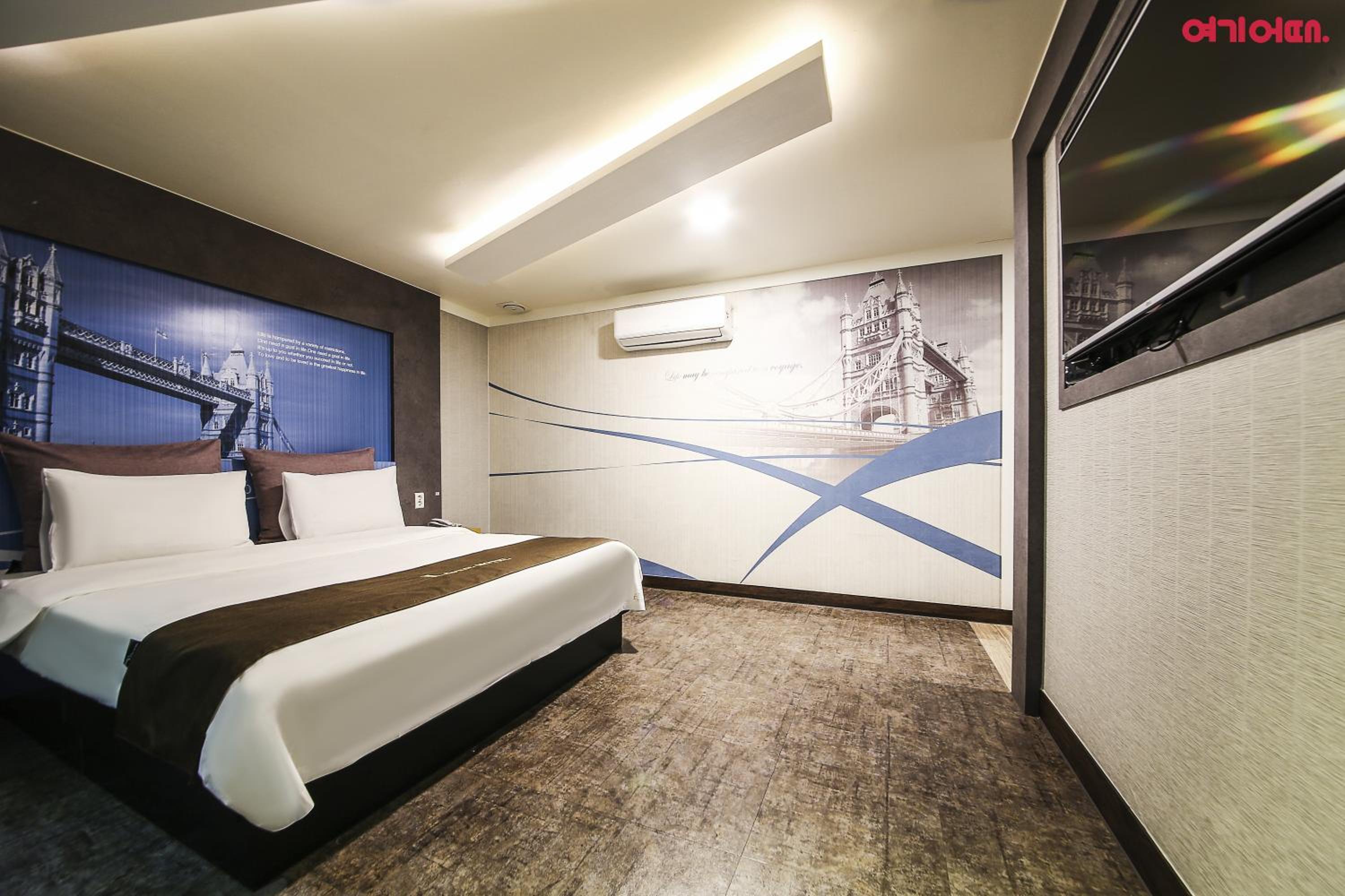 Hotel Luxe 8/75